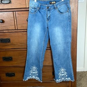 Embroidered Cropped Jeans